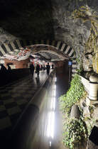 Wer mit der Stockholmer U-Bahn, der tunnelbana, fhrt erblickt nicht nur dunkle Tunnel, sondern hufig Farbtupfer. Kunstwerke und bunte Wnde schmcken den U-Bahn-Alltag. Das Bild ist vom U-Bahnhof Kungstrdgrden. Aufnahme: 28. Juli 2017.