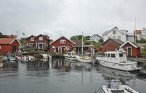 Kringn ist ein Eldorado fr Freizeit-Segler und im Sommer gut besucht. Die schwedische Insel ist auftofrei, fr den Transport schwerer Lasten gibt es Handkarren und einen Mini-Traktor. Kringn liegt im Bohusln nrdlich von Gteborg.
Aufnahme: 3. August 2017.