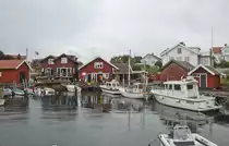 K�ring�n ist ein Eldorado f�r Freizeit-Segler und im Sommer gut besucht. Die schwedische Insel ist auftofrei, f�r den Transport schwerer Lasten gibt es Handkarren und einen Mini-Traktor. K�ring�n liegt im Bohusl�n n�rdlich von G�teborg.
Aufnahme: 3. August 2017.