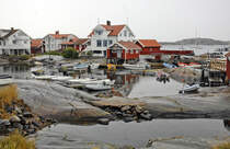 Kringn an der Scherenkste von Bohusln im westlichen Schweden ist ein Eldorado fr Freizeit-Segler und im Sommer gut besucht. Kringn seit den spten 1500er bewohnt, damals gab es rund 300 Einwohner, heute sind es noch etwa 130 Einwohner
Aufnahme: 3. August 2017.