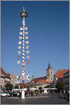 Der Marktplatz in Bad Neustadt mit Maibaum und Stadtkirche. Aufnahmedatum: 14.09.2006