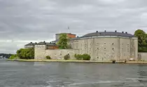 Vaxholm ist eine der 134 schwedischen St�dte mit dem historischen Status einer Stadt. Hauptattraktion ist das Kastell, das zur Bewachung Stockholms von der Seeseite her errichtet wurde. Die erste Befestigungsanlage entstand in der Regierungszeit von Gustav Wasa. Seine heutige Form erhielt das Kastell im 19. Jahrhundert.
Aufnahme: 26. Juli 2017.