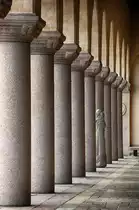 S�ulengang im Stockholms Stadshus. Das Rathaus  liegt am s�d�stlichen Spitz der Insel Kungsholmen am Riddarfj�rden im M�larsee.

Aufnahme: 25. Juli 2017.