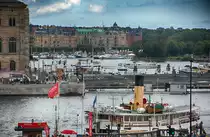Blick auf Stockholm vom Skeppsbrokajen. Im Vordergrund sieht man die Br�cke Skeppsholmsbron und im Hintergrund die Ladug�rdslandsviken
Aufnahme: 25. Juli 2017.
