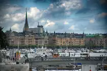 Blick auf Stockholm von Skeppsbron an der Altstadt �Gamla Stan�.  Im Vordergrund sieht man die Br�cke Skeppsholmsbron und im Hintergrund die Kirche Oskarskyrkan.
Aufnahme: 25. Juli 2017.