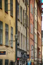 H�user an K�pmangatan (�Kaufmannsfra�e) in der Altstadt �Gala Stan� von Stockholm. Aufnahme: 25. Juli 2017.