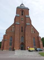 Sknninge, Varfrukyrkan oder Frauenkirche, dreischiffige Backsteinkirche mit etwas hherem Mittelschiff, erbaut im 14. Jahrhundert (15.06.2017)