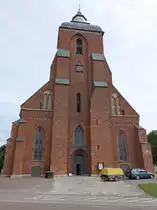 Sk�nninge, Varfrukyrkan oder Frauenkirche, dreischiffige Backsteinkirche mit etwas h�herem Mittelschiff, erbaut im 14. Jahrhundert (15.06.2017)