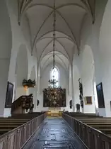 Sk�nninge, gotischer Innenraum der Frauenkirche, Fl�gelaltar von 1632, Kanzel von 1650 (15.06.2017)