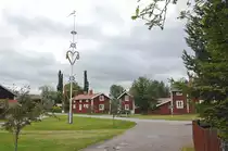 Ein Foto vom kleinen Dorf Yttermo s�dlich von Loksand (Dalarna/Schweden). Dass es in Schweden so viele rote H�uschen gibt, liegt an einer Laune der Natur und am Erfindungsgeist von Bergarbeitern aus Dalarna. Hier wurde im 16. Jahrhundert das entscheidende Farbpigment im Erzschlamm des gro�en Kupferbergwerks entdeckt. Schnell stellte sich heraus, dass man eine g�nstige und ausdauernde Holzfarbe daraus herstellen konnte.
Aufnahme: 31. Juli 2017.