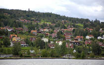 Blick auf Rttvik (Dalarna/Schweden) von der Seebrcke Lngbryggan. Aufnahme: 31. Juli 2017.
