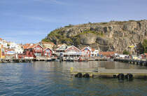 Fjllbacka gehrt zu den touristisch bekannten Orten an der schwedischen Westkste, denn die steilen Wnde des Vetteberg ragen fast senkrecht unmittelbar hinter den letzten Husern auf. Aufnahme: 1. August 2017.