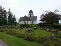 R�ttvik, Ev. Kirche, der �lteste Teil stammt von etwa 1300, Umbau zur Kreuzform 1703 (16.06.2017)