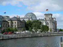 Berlin: Blick von der Marschallbr�cke auf das Reichstagsgeb�ude und auf das Haus der Deutschen Parlamentarischen Gesellschaft am 13.07.2017  