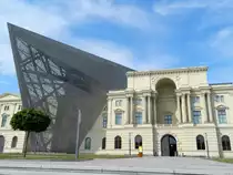 Der  Dresdner Keil  vom Architekten Daniel Libeskind macht den ansonsten eher klassischen Altbau des Milit�rhistorischen Museums der Bundeswehr zu einem weiteren Wahrzeichen der s�chsischen Hauptstadt. Mit insgesamt 20.000 m� Ausstellungsfl�che ist es das gr��te Museum in Deutschland. (14.7.2017) 