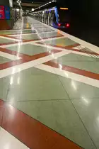 Besonders sehenswert ist die Station Kungstr�dg�rden in Stockholm. Der K�nstler Ulrik Samuelson hat die Station 1977 in einen Untertagegarten verwandelt, der die Geschichte des Kungstr�dg�rden darstellt. Uuff�llig ist der gemusterte Boden
Aufnahme: 27. Juli 2017.