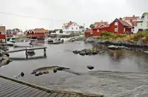 Schwedische Holzh�user in der Sch�renlandschaft von Bohusl�n. Hier im Dorf auf der Insel K�ring�n. Aufnahme: 3. August 2017.