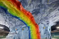 Mit U-Bahn Stationen verbinden wir ziemlich verwahrloste Orte. Dass es auch ganz anders geht, zeigt Stockholm - dort ist im Untergrund n�mlich Kunst angesagt. Hier am U-Bahnhof �Stadion�.
Aufnahme: 28. Juli 2017.