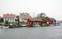 Blick auf die Gullholmen von der Insel Lilla H�rman�. Gullholmen liegt auf einer Insel im Bohusl�ner Sch�rengarten n�rdlich von G�teborg. 
Aufnahme: 3. August 2017.