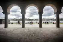 S�ulengang am Stadshustr�dg�rden des Stockholmer Rathaus. Im Hintergrund ist der See M�laren zu sehen. Aufnahme: 25. Juli 2017.