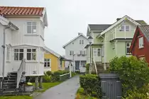 Auf K�ring�n erwartet den Besucher sowohl eine wilde Landschaft als auch ein h�bscher Ortskern mit schmalen Gassen, wei�en Holzh�usern und lebendigem Hafentreiben. K�ring�n ist ein ganz spezieller Ort, dessen Charakter sich mit den Jahreszeiten wandelt.
Aufnahme: 3. August 2017.