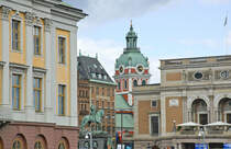 Sct. Jacobs Kirche und das Viertel am Kungstrdgrden in Stockholm von der Brcke Skeppsbron aus gesehen. Aufnahme: 28. Juli 2017.