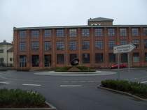 Regnerisch und grauer Himmel. Das Hutdenkmal vor der ehemaligen Berlin-Guben´ner Hutfabrik (VEB Hutwerke Wilh.-Pieck Stadt Guben)