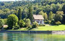 Diessenhofen, Gasthof Schupfen, direkt am Rheinufer. Seine bis ins Jahr 1455 zurckreichende Historie macht das schne Riegelhaus besonders - 03.09.2013