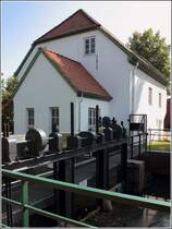 Delmenhorst. Die Wassermhle im Stadtteil Hasbergen wurde 1450 erstmals urkundlich erwhnt. Die Mhle liegt an der Delme und war bis 1986 aktiv. Heute ist es eine Museumsmhle, in der eine  komplett erhaltene, funktionsbereite Mhleneinrichtung zu sehen ist. 29.08.2017