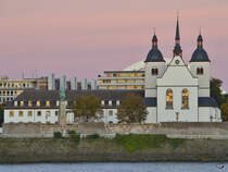 Die in abendlichen Herbstlicht eingehllte Kirche Alt St. Heribert in Kln (Oktober 2011)