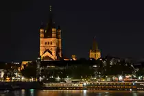 Die T�rme der Kirche Gro� St. Martin und des Domes im n�chtlichen K�ln (Oktober 2011)