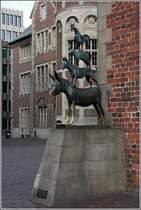 Bremen. In den Abendstunden, wenn die Tagestouristen die Stadt wieder verlassen haben, sind die Bremer Stadtmusikanten auch ohne fr Fotos posierende Menschen zu betrachten. 23.08.2017