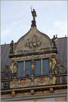 Bremen. Der Schiffsgiebel des Schtting. Das Giebelfeld ist in Form eines Kielbogens gestaltet und mit einem Segelschiff verziert. 23.08.2017