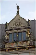 Bremen. Der Schiffsgiebel des Sch�tting. Das Giebelfeld ist in Form eines Kielbogens gestaltet und mit einem Segelschiff verziert. 23.08.2017