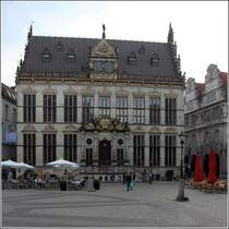 Bremen. Gegenber dem Rathaus, an der Sdseite des Marktplatzes, steht der Schtting. Errichtet wurde das Gebude in den Jahren 1527/38. Der Schtting ist seit 1849 Sitz der Handelskammer Bremen. 23.08.2017