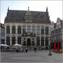 Bremen. Gegen�ber dem Rathaus, an der S�dseite des Marktplatzes, steht der Sch�tting. Errichtet wurde das Geb�ude in den Jahren 1527/38. Der Sch�tting ist seit 1849 Sitz der Handelskammer Bremen. 23.08.2017