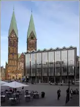 Bremen. Das Haus der Bremischen B�rgerschaft wurde wurde 1965/66 nach Pl�nen des Architekten Wassili Luckhardt am Markt erbaut. Die Bremische B�rgerschaft ist das Parlament des Bundeslandes Bremen. Dahinter ist der St. Petri Dom zu sehen. 23.08.2017