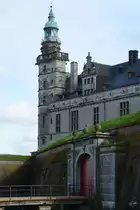 Ein Leuchtturm zur Meerseite schm�ckt die Kronburg in Helsing�r. (Mai 2012)