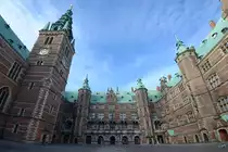 Im Innenhof des Wasserschlosses Frederiksborg in Hiller�d (Mai 2012) 