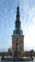 Die Vorburg des Wasserschlosses Frederiksborg mit dem Neptunbrunnen vor dem Fangturm in Hillerd (Mai 2012) 