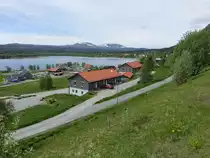 Aussicht auf den Ort Fun�sdalen, Wintersportort am Fu�e des Fun�sdalbergs (17.06.2017)