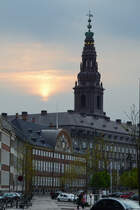 Im Bild der Turm des Schlosses Christiansborg in Kopenhagen, davor das Finanzministerium. Das Schloss ist weltweit der einzige Reprsentationsbau, der die hchsten Vertreter von Exekutive, Legislative und Judikative unter einem Dach vereint.  (Mai 2012)