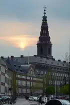 Im Bild der Turm des Schlosses Christiansborg in Kopenhagen, davor das Finanzministerium. Das Schloss ist weltweit der einzige Repr�sentationsbau, der die h�chsten Vertreter von Exekutive, Legislative und Judikative unter einem Dach vereint.  (Mai 2012)