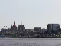 Blick  am 30. August 2017 in Richtung St. Marien, Rostocks sch�nste und bedeutendste Kirche sowie zum Rostocker Stadthafen.