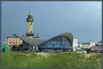 Der 1898 errichtete Leuchturm bildet zusammen mit dem  Teepott  aus dem Jahr 1967 das Wahrzeichen der Stadt Warnem�nde. (20.08.2017)