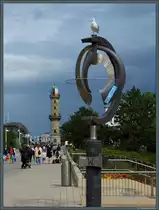 Blick �ber die Seepromenade von Warnem�nde zu Leuchtturm und Teepott. (20.08.2017)