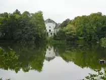 Sachsen, im Nordwesten der Stadt Leipzig befindet sich der 12 Hektar gro�e Auensee. Im Bild ist das Hauptrestaurant des ehemaligen Luna-Parks (1914-1931) zu sehen. Heute wird das  Haus Auensee  haupts�chlich f�r Konzerte genutzt. Seit 1951 verkehrt eine Liliputbahn der Spurweite 381 mm auf einem Rundkurs von 1,9 km um den See. (15.08.2017)
