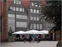 Bremen. Unser Lieben Frauen Kirchhof mit der Au�engastronomie des Bremer Ratskellers und den angrenzenden Geb�uden. An der Rathausecke links im Bild sind die Bremer Stadtmusikanten zu sehen. 23.08.2017
