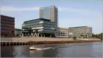 Bremen. Die modernen Geb�ude am Weser-Terminal werden vom Wesertower �berragt. Am Ufer der Weser wurde die Weserbahnhof-Promenade angelegt. 23.08.2017