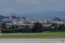 Blick vom Flughafen Mailand-Bergamo auf die Altstadt von Bergamo in Italien. (Mai 2010)